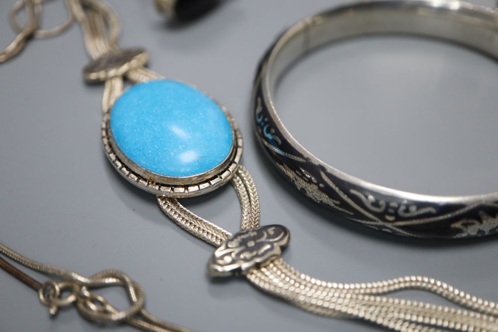 Assorted jewellery including Thai sterling and enamel pendant necklace, sterling and niello bangle etc.